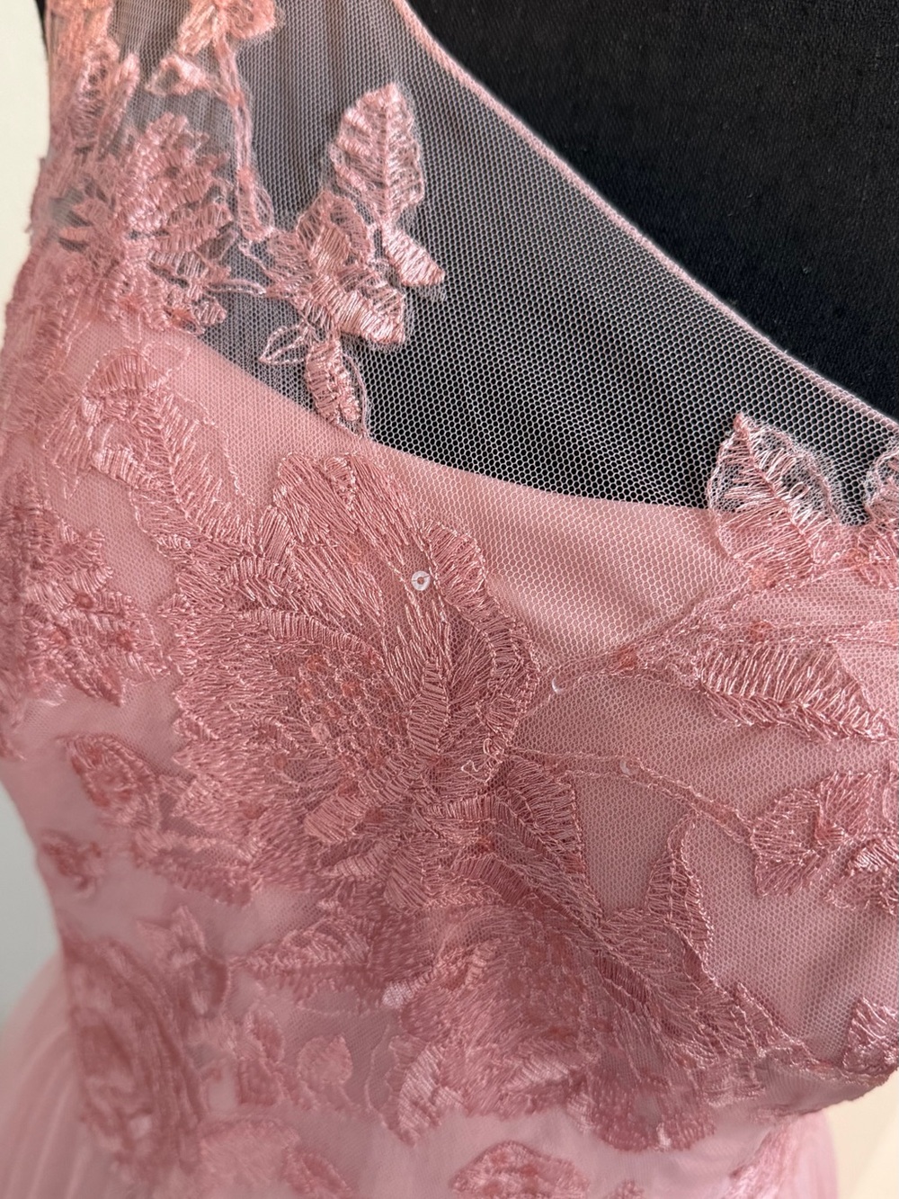 David's Bridal Blush Pink One-Shoulder Lace & Tulle Evening Dress - Picture 4 of 8